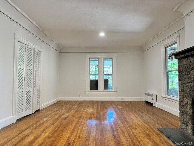 Building Photo - 560 Taxter Rd