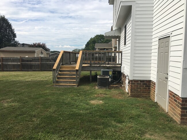 Building Photo - 3 Bedroom 2.5 Bath House with Large Yard a...