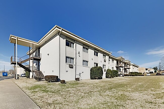 Building Photo - 550 E Bledsoe St