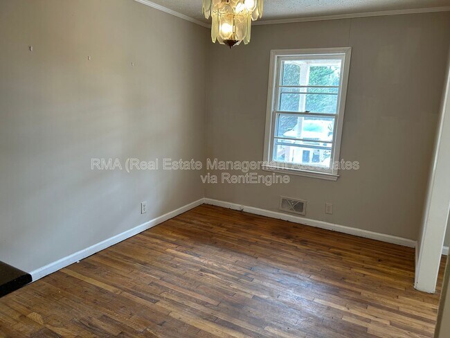 Building Photo - 1313 Oakdale Dr