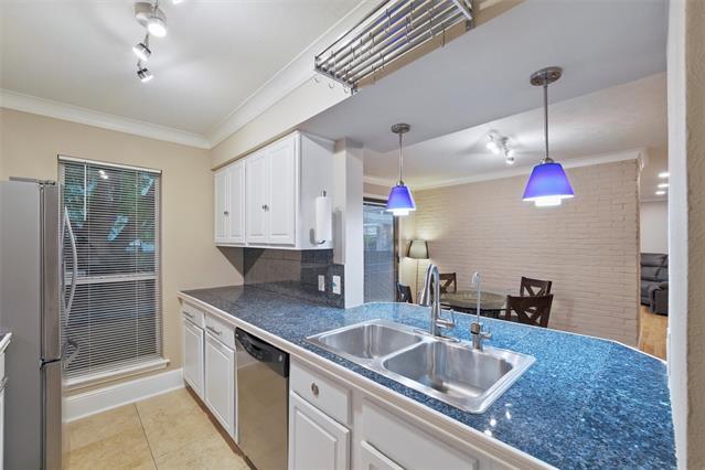 Building Photo - 5934 Sandhurst Ln