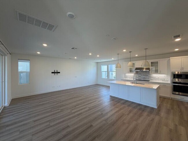Building Photo - 308 Triangular Rd