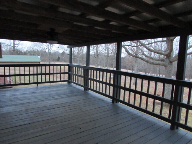 Building Photo - Charming 2 Bed/2.5 Bath - Approx 1 Acre of...