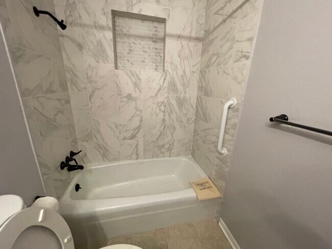 Hall Bath - 2502 Sunnycrest Dr