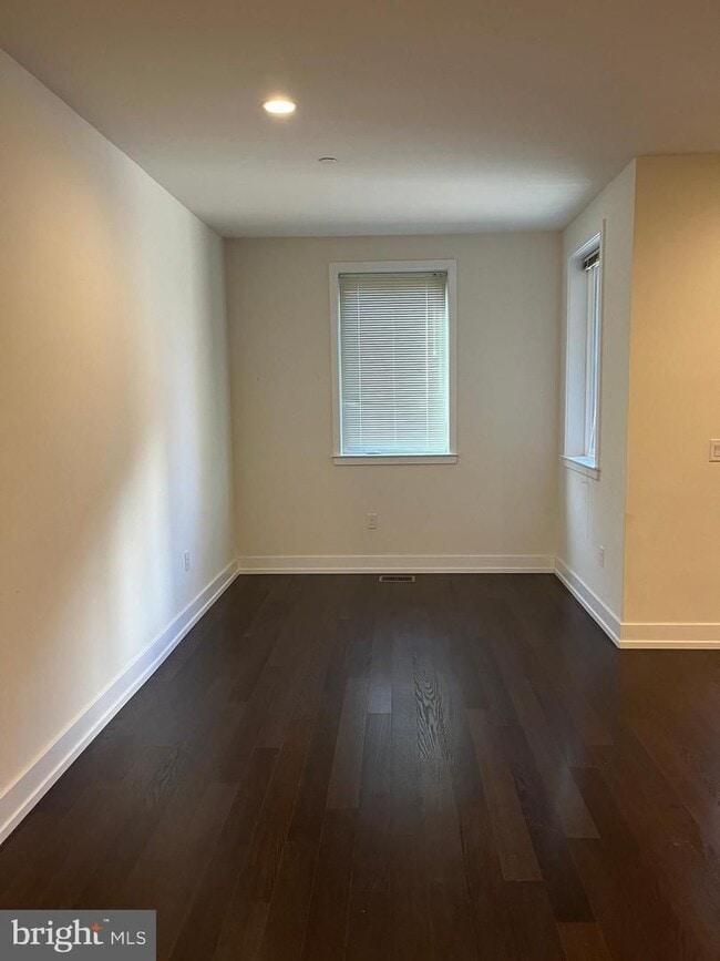 Building Photo - 805 Lakeview Ct