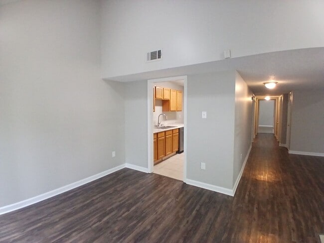 Building Photo - Newly Refreshed 3 bedroom 2 bath Duplex - Open To Section 8