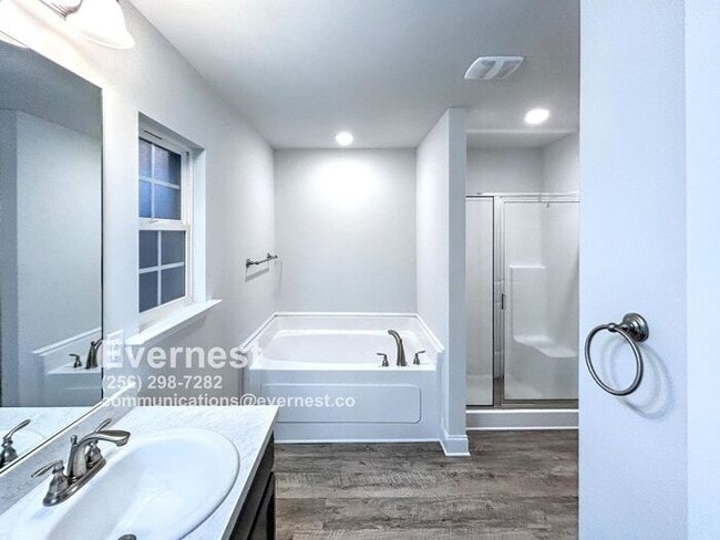 Building Photo - 4-Bedroom, 2-Bathroom Home with Modern App...