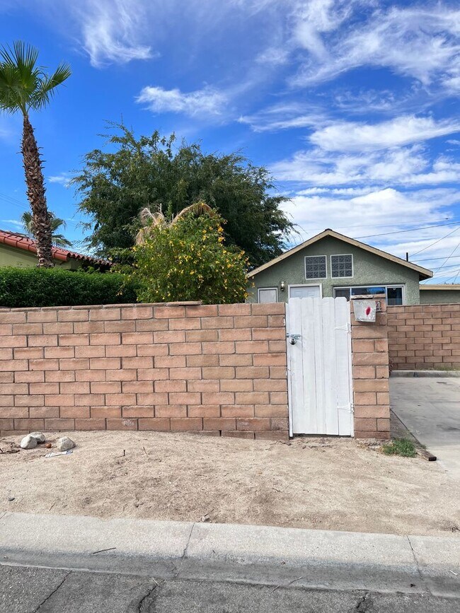 Building Photo - AVAILABLE NOW- Studio with private yard