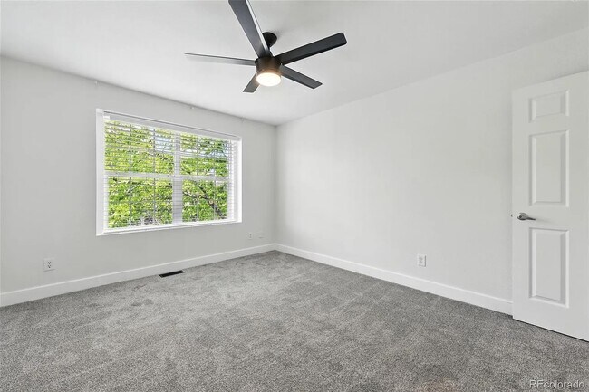 Building Photo - Beautiful, updated, spacious unit!