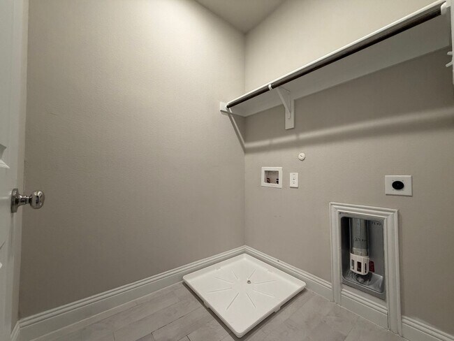 Building Photo - 624 Hutchinson Ln