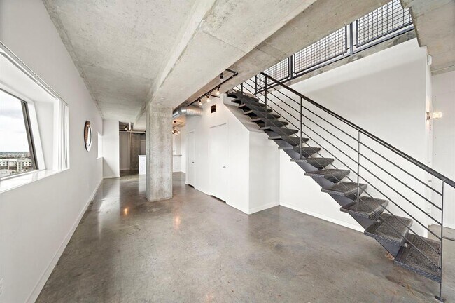 Building Photo - 2000 Bagby St