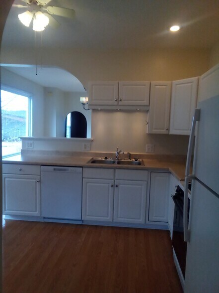 Building Photo - 914 Front St