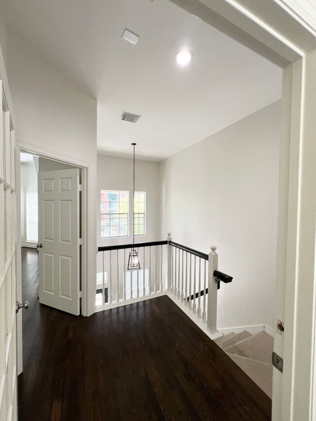 Building Photo - Stunning 4/3/2 Townhome in the Museum District !!!