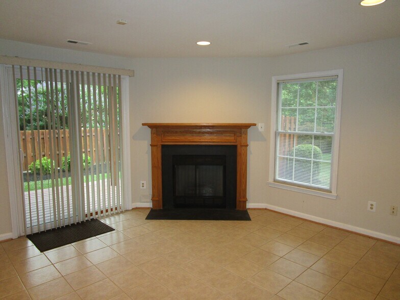 Building Photo - 7073 Kings Manor Dr