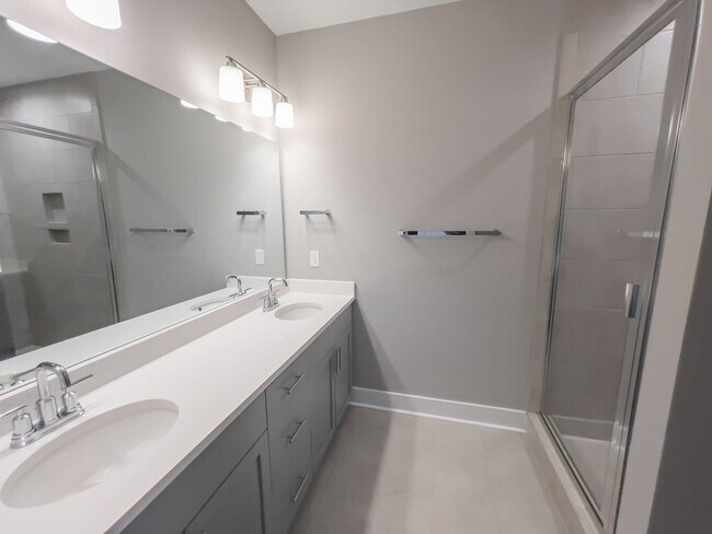 Building Photo - 2 BR 2.5 BA- Downtown Greenville Townhome- FOR RENT