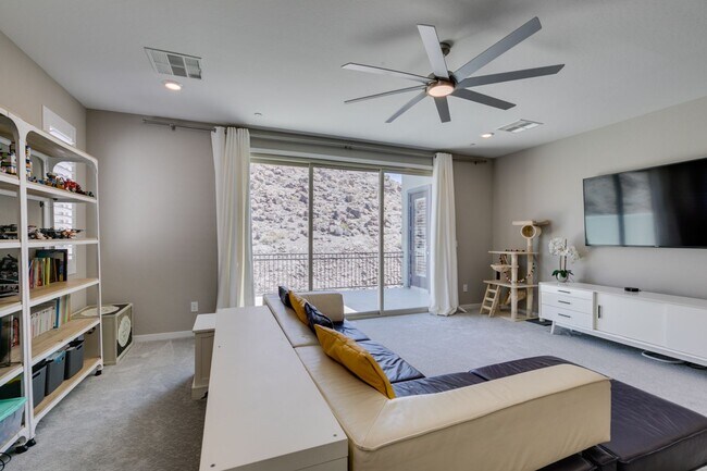 Building Photo - Luxury Rental with Mountain Views in Gated Henderson Community