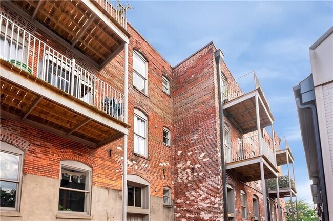 Building Photo - DOWNTOWN LIVING AT ITS FINEST!