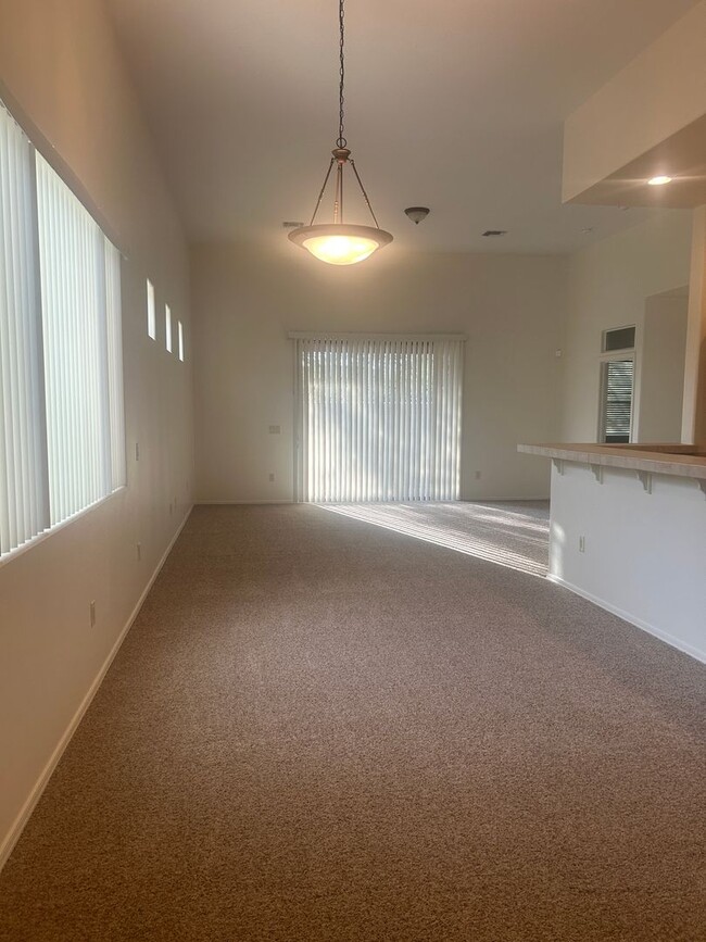 Building Photo - Fresh paint! New Carpets! 3 Bed 2 Bath hom...