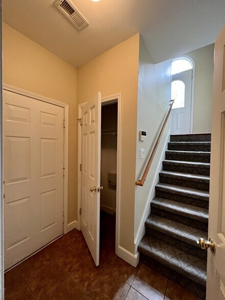 Building Photo - 116 Carriage Ct