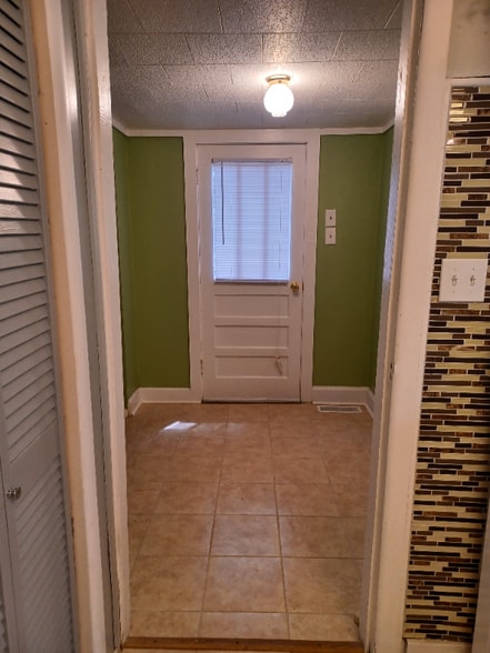 Building Photo - 302 S Gratz St