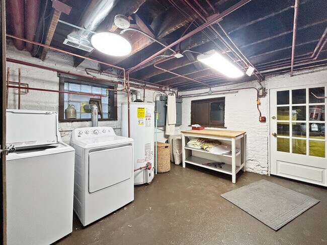 Building Photo - 2501 N Artesian Ave