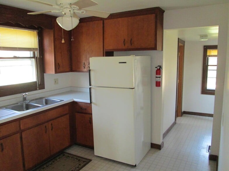 Kitchen and Hall - 420 Pontiac St