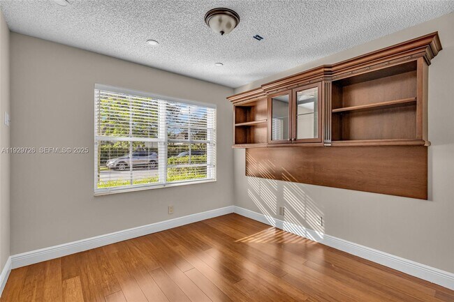 Building Photo - 949 Tanglewood Cir