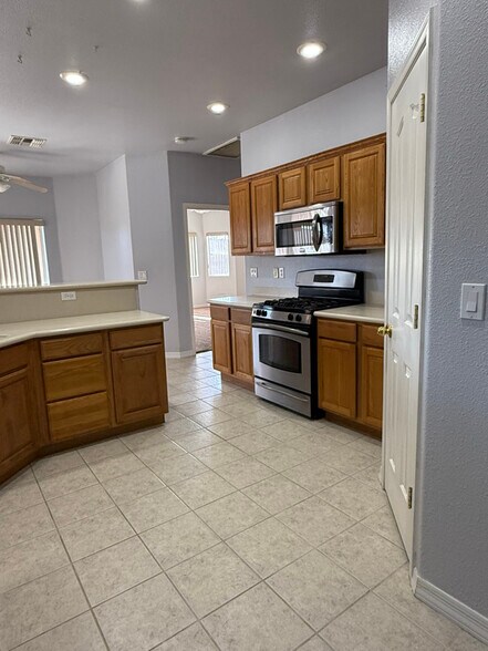Building Photo - 2117 Buena Vista Dr