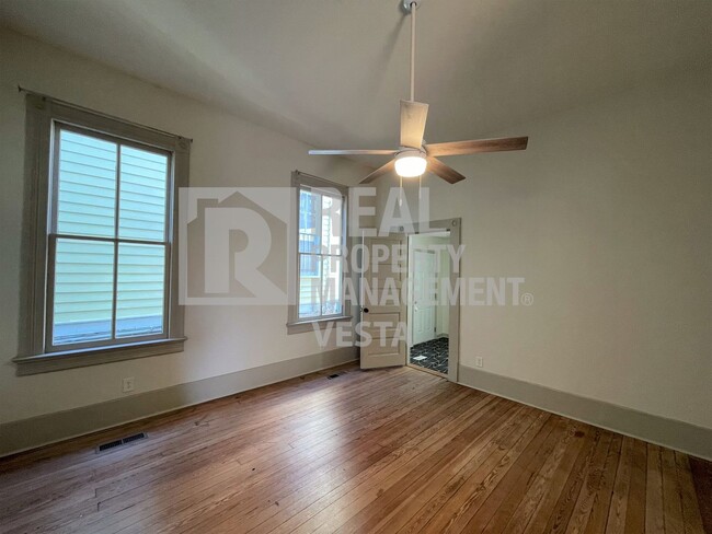 Building Photo - Beautiful Downtown Apartment - Perfect For...