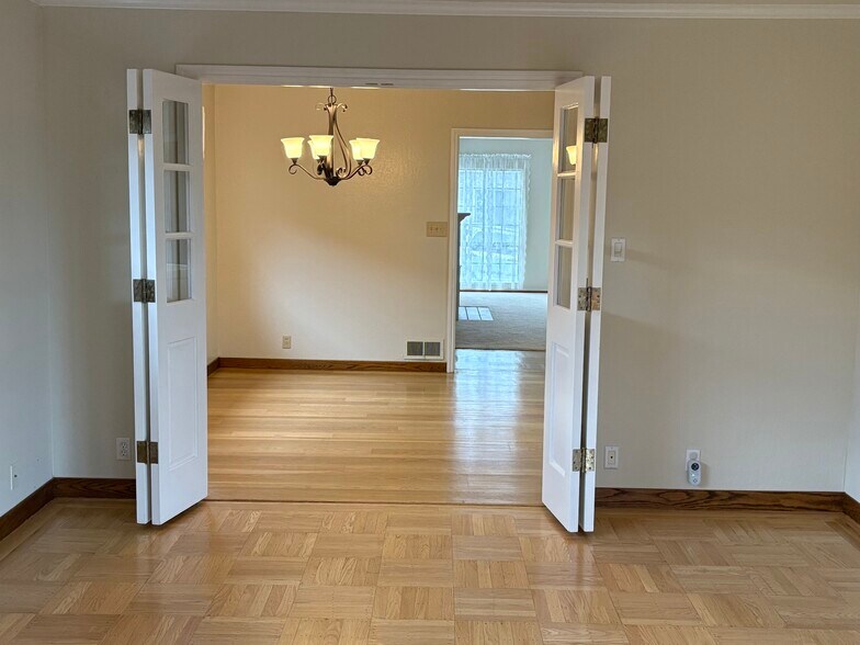 Building Photo - 2219 Hamilton Ave