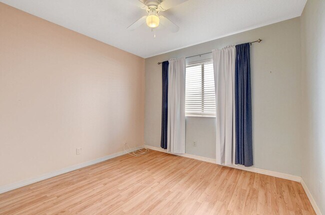 Building Photo - 3 bedroom single story in Desert shores!