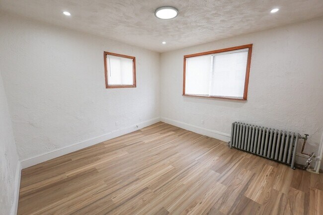 Building Photo - 114 Amory St
