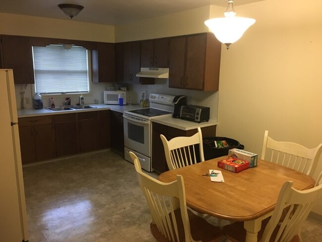 Kitchen eat-in - 700 N Cory St