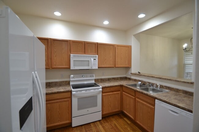 Building Photo - 3 Bed 2.5 Bath Townhome With AC Available ...