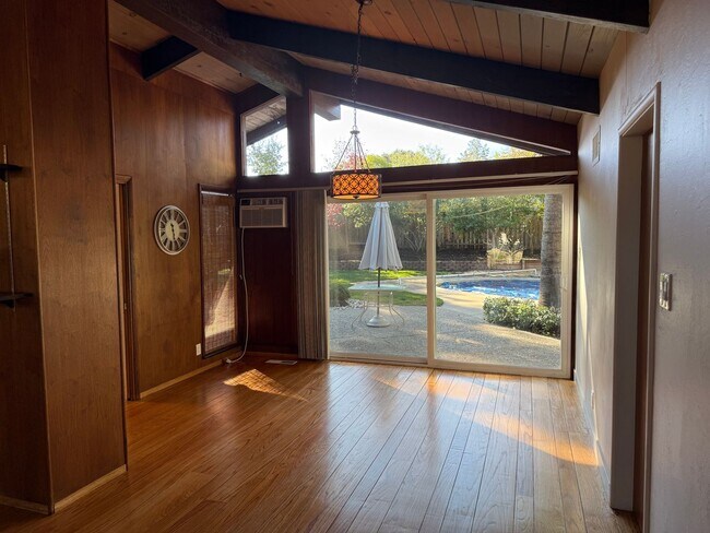 Building Photo - Desirable St Francis Neighborhood