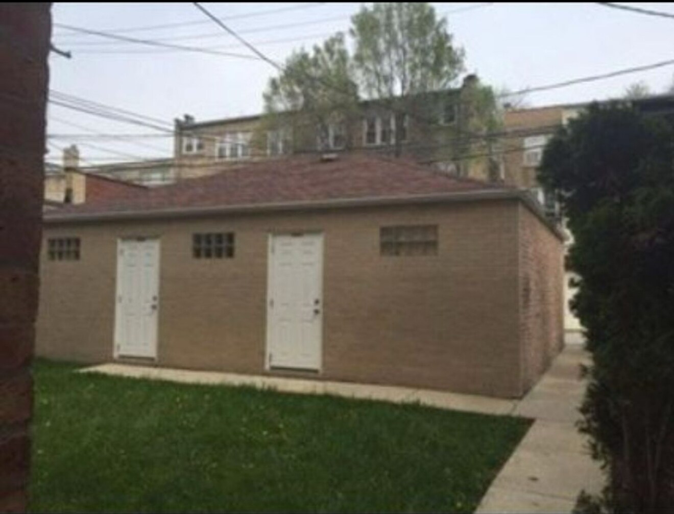 Building Photo - 2640 W Greenleaf Ave