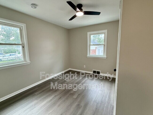 Building Photo - 654 E 240th St