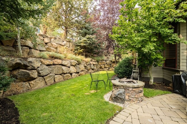 Building Photo - Westside custom home with high end craftsm...