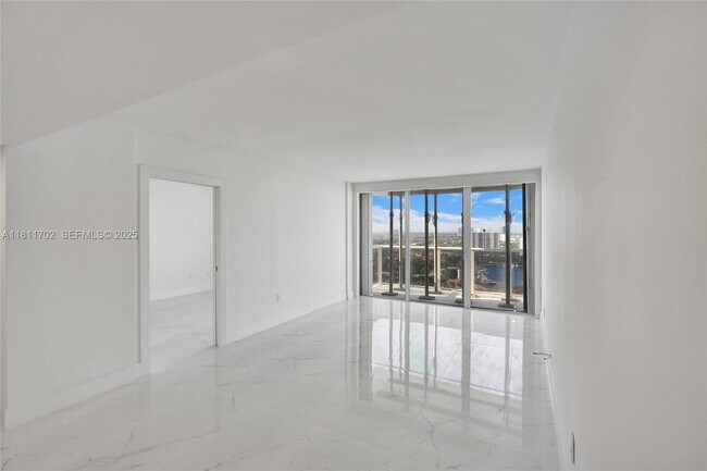 Building Photo - 3625 N Country Club Dr