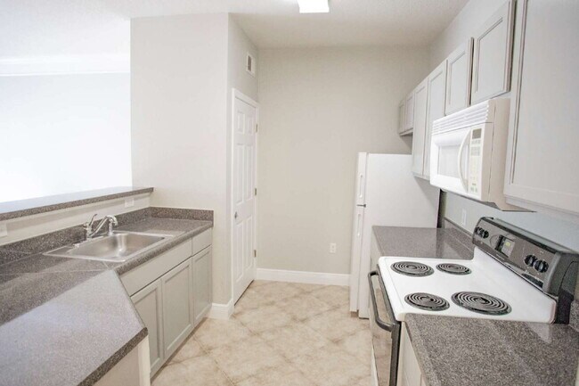 Building Photo - Gorgeous Condo near beaches, shopping and highways