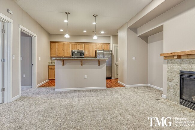 Building Photo - Beautiful Ground-Level 1 Bedroom + Bonus Room Condo 769 Sq Ft | Water/Sewer/Garbage Included