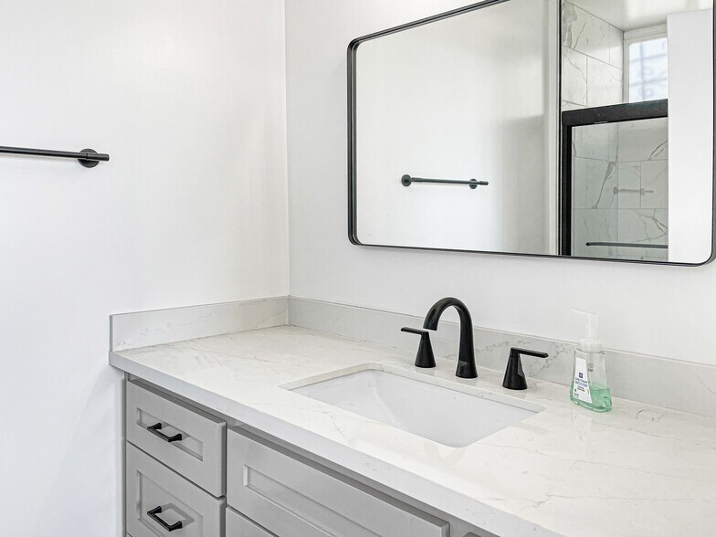 Building Photo - 960 N San Vicente Blvd