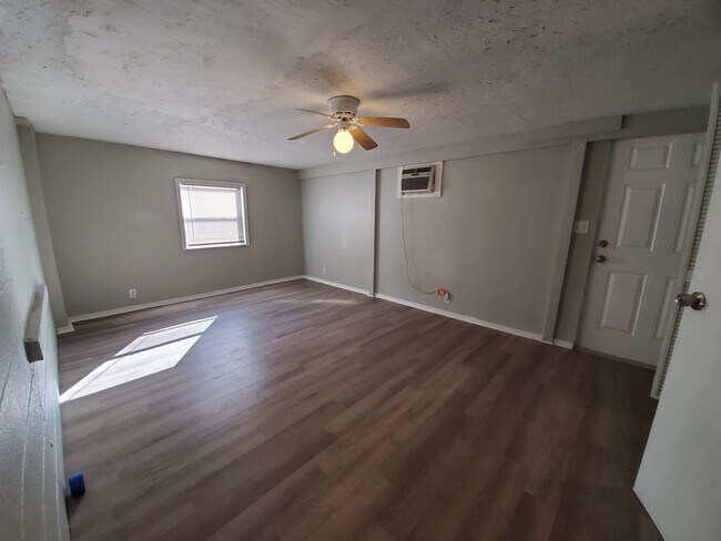 Building Photo - 3 bed / 2 bath Annual Rental Home in Brade...