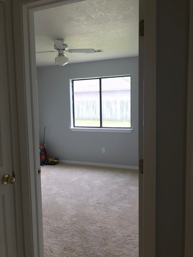 Building Photo - 2010 S Elm St