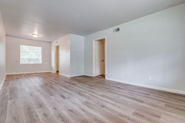 Building Photo - 10637 Dunaway Dr