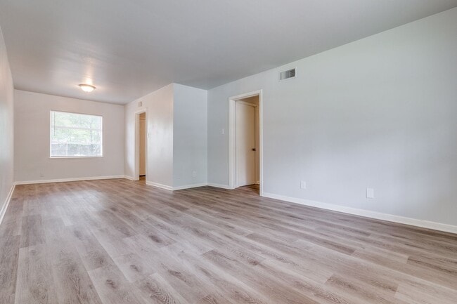Building Photo - Newly Renovated 3 Bedroom Home