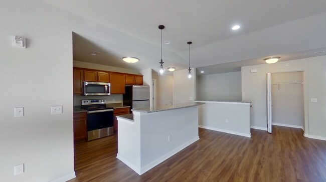 Building Photo - Condo Style Upper 2 Bedroom 1 Bathroom Apartment Available