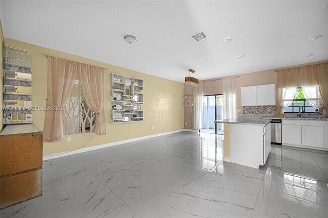 Building Photo - 1130 SW 6th Ct