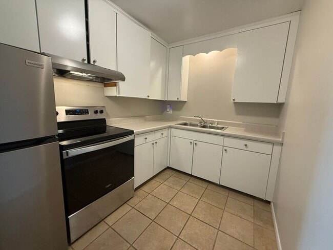 Building Photo - 2 Bedroom Unit was recently renovated. Liv...
