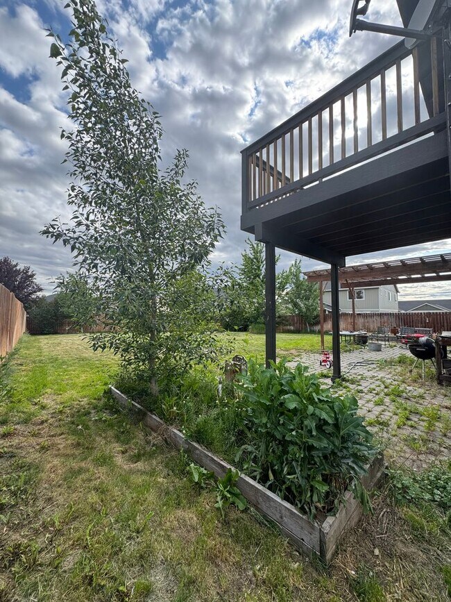Building Photo - 5 Bedroom House For Rent W/ Large Fenced B...